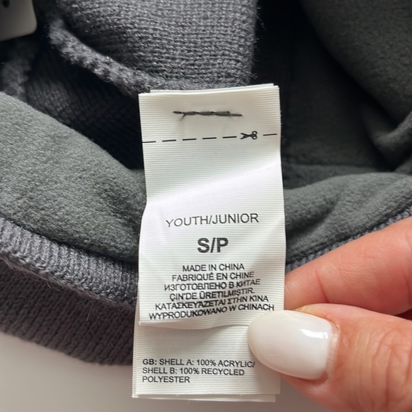 NEW The North Face Youth TNF logo beanie in graphite grey and safety green - Picture 2 of 6